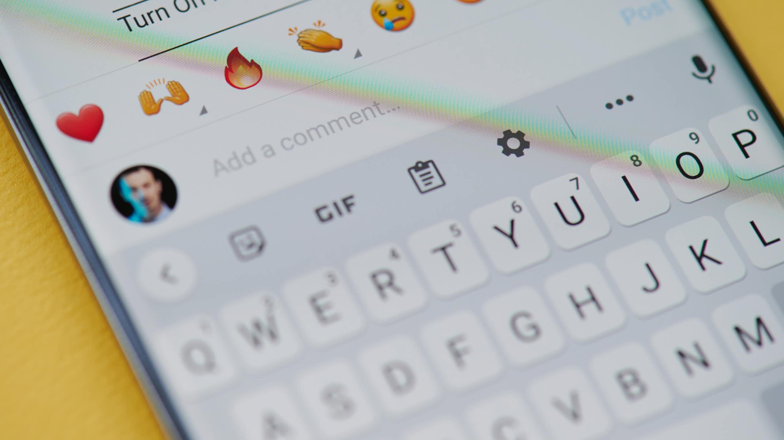 Una pantalla con el teclado y emoticonos.