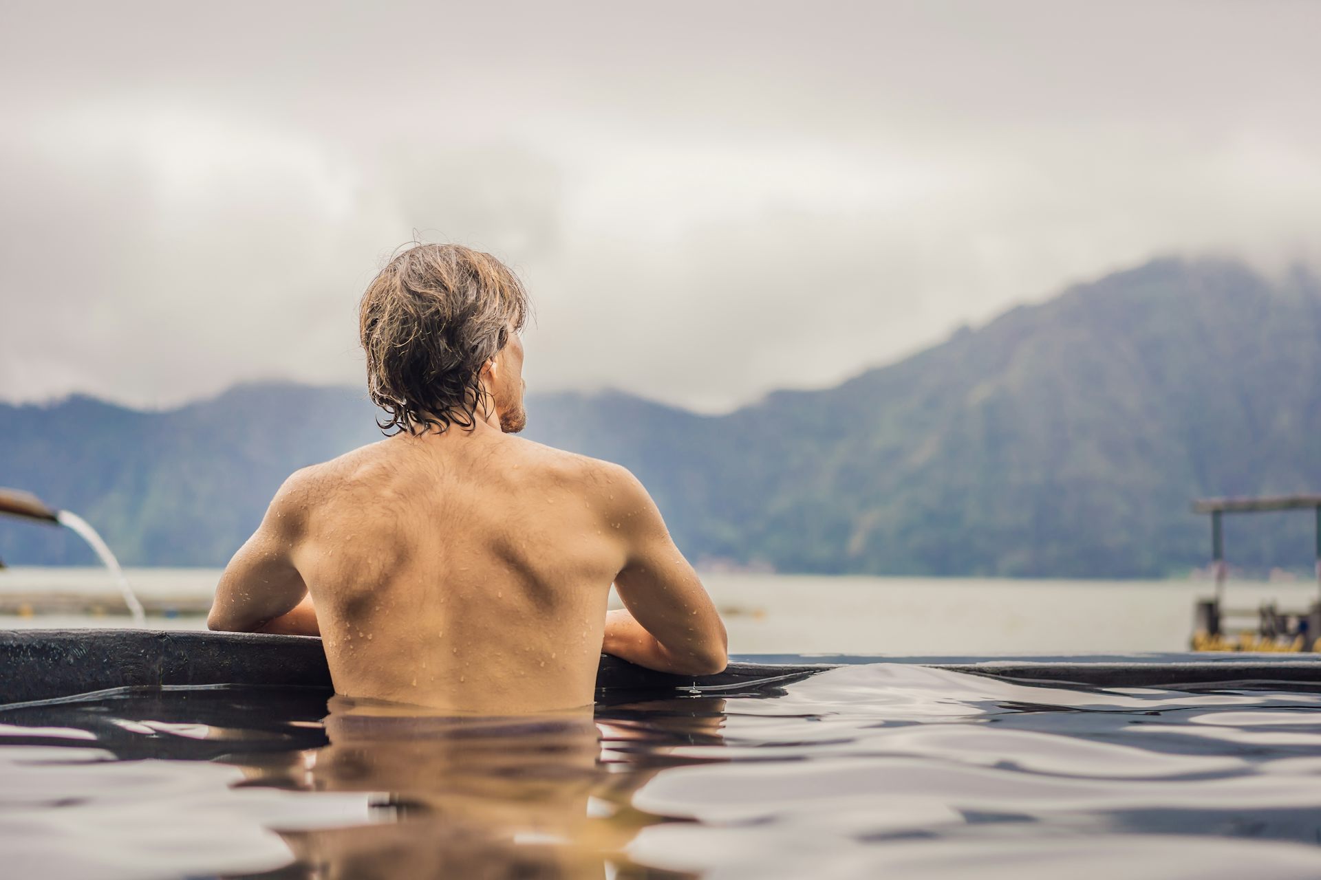 Un homme dans un spa regarde au loin