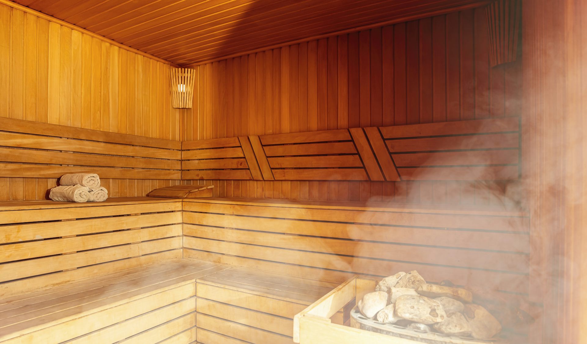 Intérieur en bois d'un bâtiment avec de la vapeur