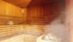 Intérieur en bois d'un bâtiment avec de la vapeur