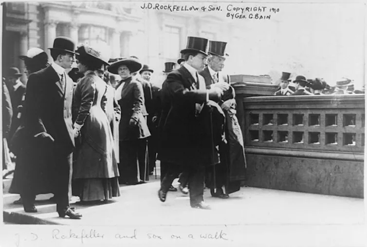 John Davison Rockefeller marche dans la rue
