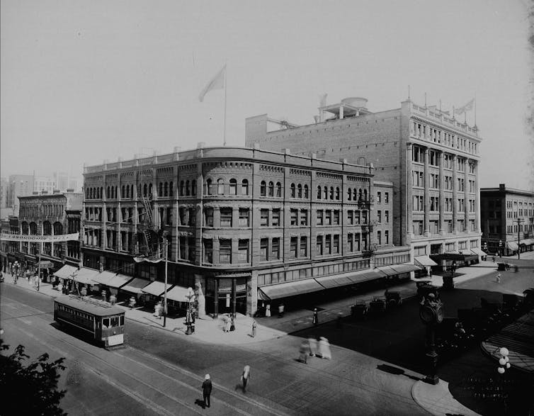 Más que una tienda por departamentos: un legado largo y complicado detrás de Hudson's Bay Company 2 Foto en blanco y negro dos edificios grandes