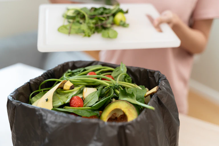 Restos de alimentos en un cubo de basura
