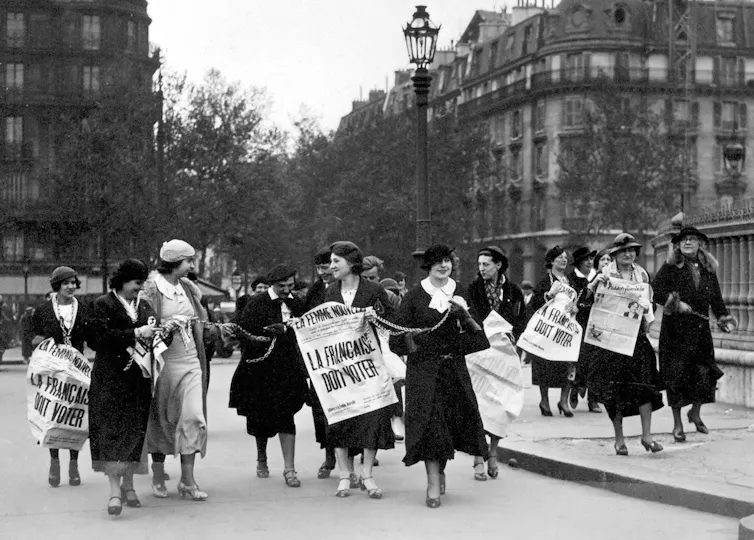 Manifestation de femmes, en 1935, place de la Bastille à Paris, pour exiger le droit de vote pour les femmes