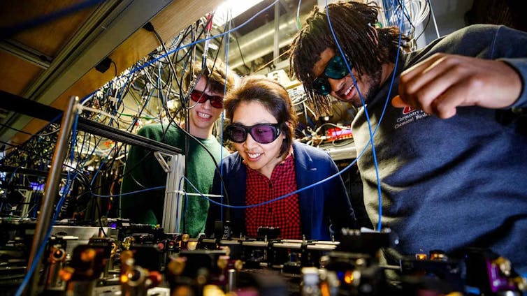 Científicos haciendo experimentos de física cuántica con moléculas