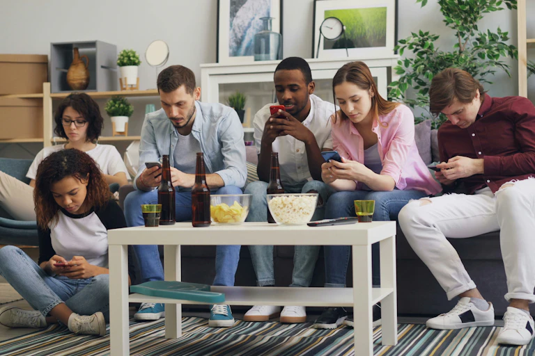 Groupe de personnes regardant toutes leur portable
