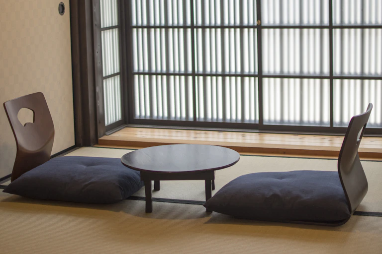 Un intérieur zen avec deux fauteuils, une table basse et un grand espace vide