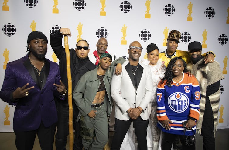 La gente de pie en la foto.