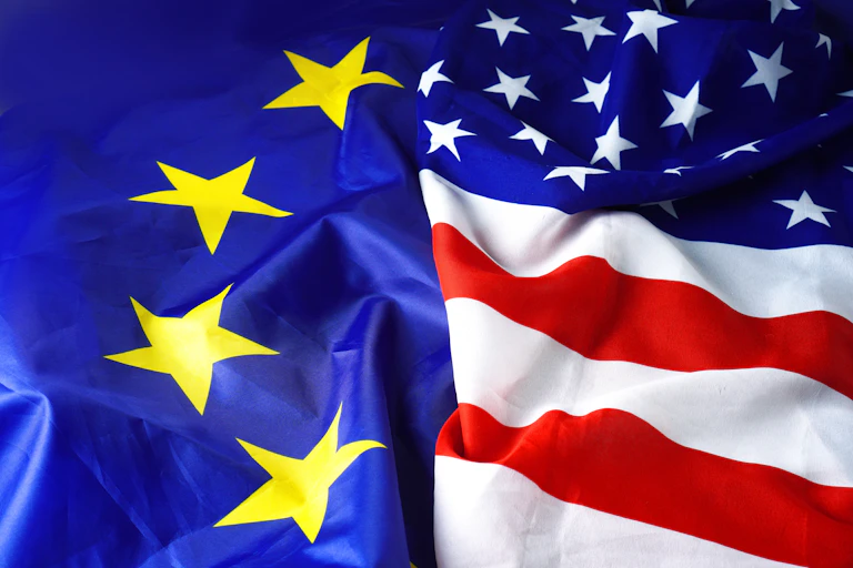 deux drapeaux, l'un de l'Union européenne et des Etats-UNis