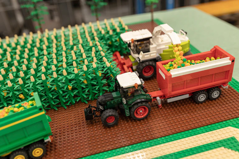 Tracteur lego dans un champ.