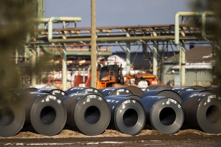 La orden de las bobinas de acero sentada en el suelo