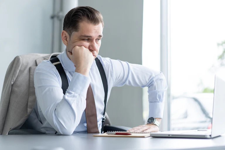 Homme fatigué dans son bureau au travail.