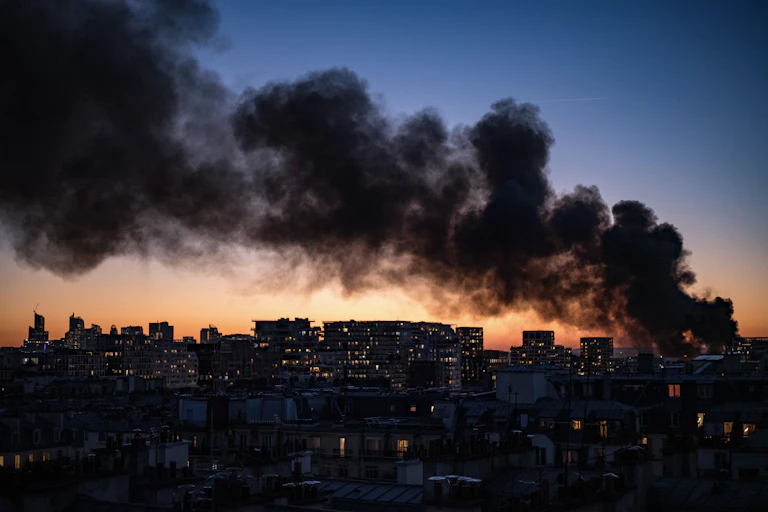 Des volutes de fumée s'élèvent dans le ciel de Paris alors qu'un « incendie majeur » se déclare dans une usine de recyclage du 17e arrondissement, dans le nord de Paris, le 7 avril 2025.