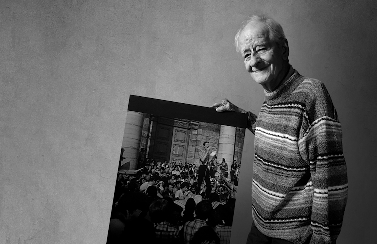 Le syndicaliste Charles Piaget tient une photographie en noir et blanc de lui-même
