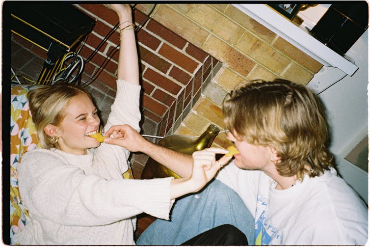 On the lookout for significant romantic relationships? Get started via diversifying your friendships and forgetting your wishlist 2 Girl and boy feeding each other crisps
