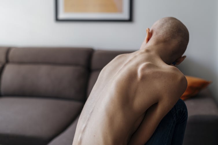 Primer plano de un esqueleto para el esqueleto de una persona y la cabeza calva por detrás