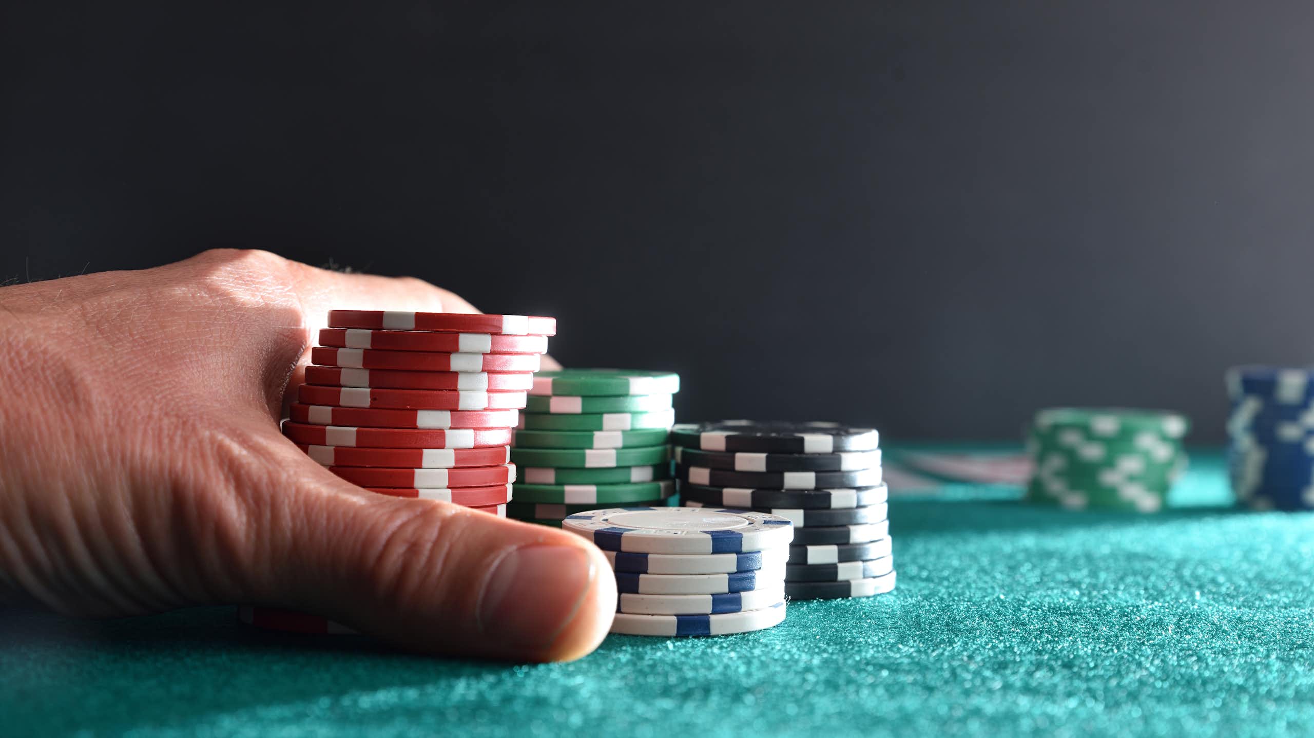 El juego de azar en adolescentes se vincula al alcohol, al tabaco y a los videojuegos