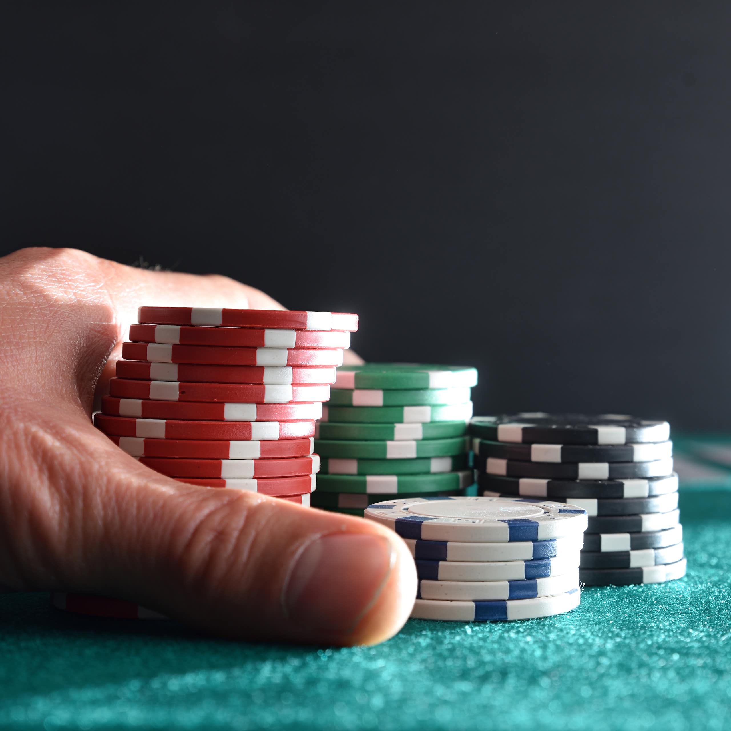 El juego de azar en adolescentes se vincula al alcohol, al tabaco y a los videojuegos