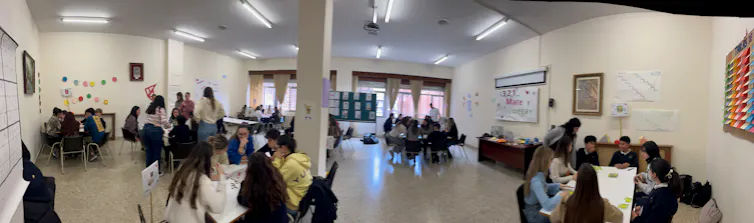 Alumnos de sexto de primaria y de los últimos años del Grado de Educación en un aula de la escuela en la que se llevaron a cabo los juegos en grupo.