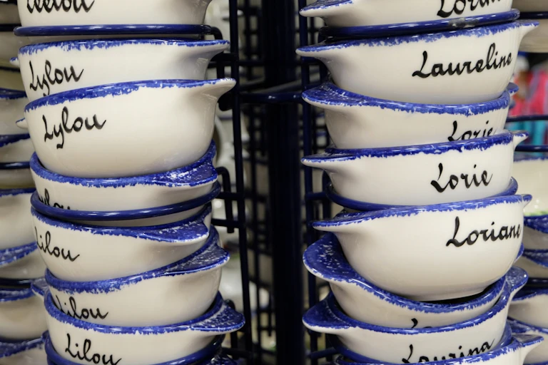 Des bols bretons dans un magasin