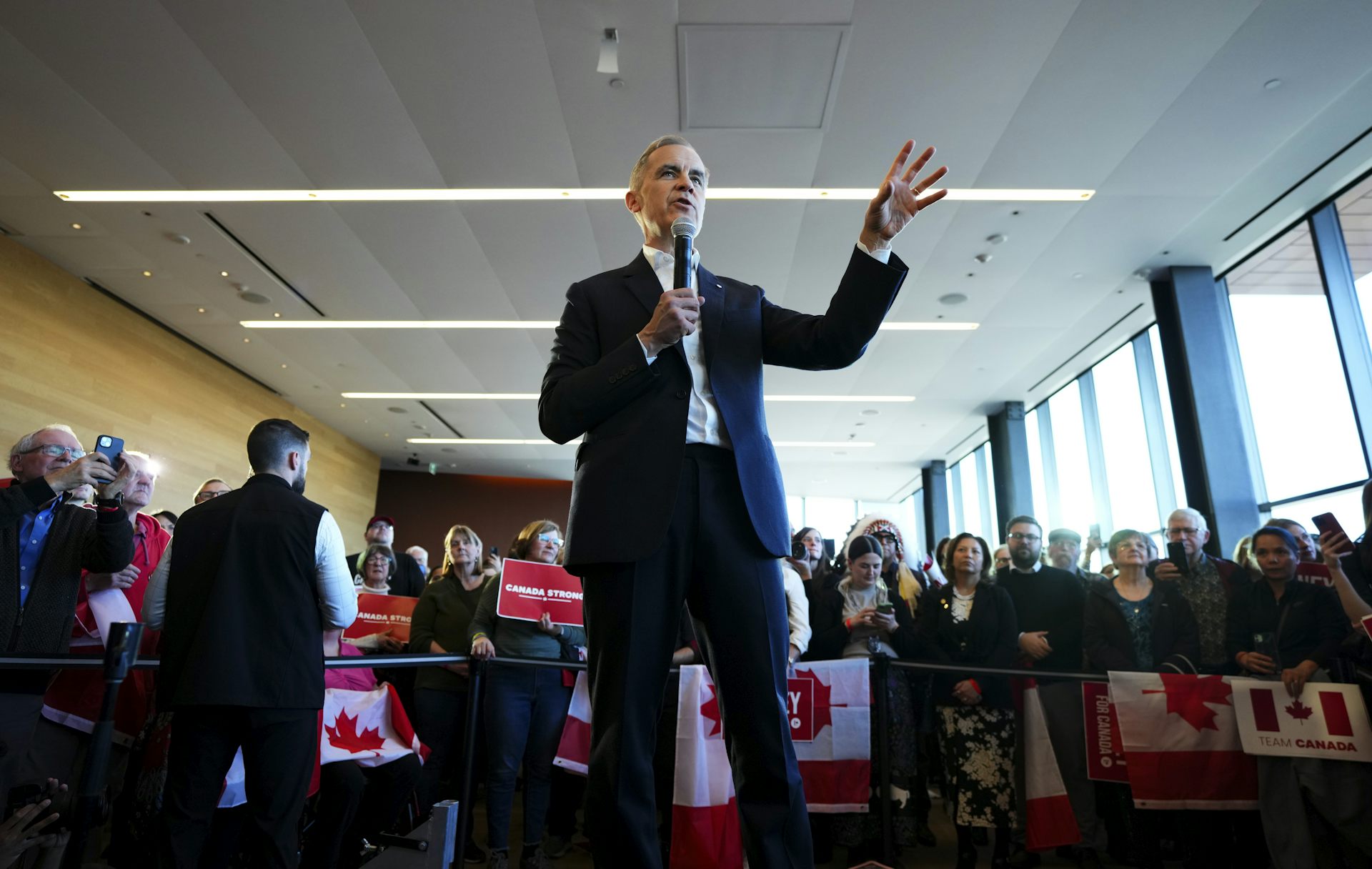 Un homme public s'adresse à une foule