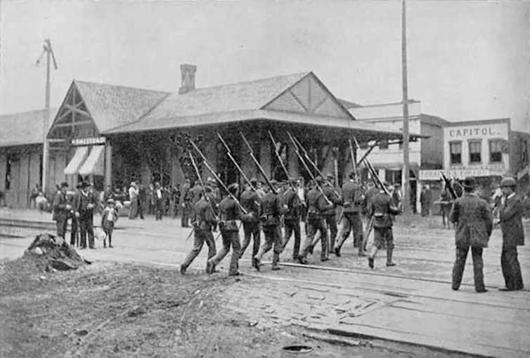 Garde nationale de Pennsylvanie en route pour disperser des groupes de grévistes à Homestead en 1892