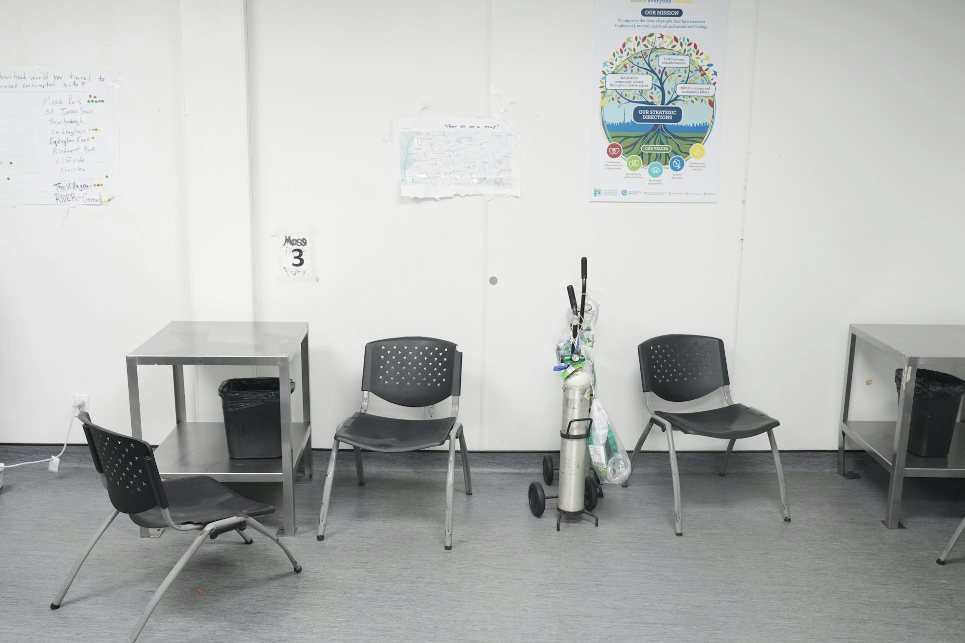 Des chaises et des tables sont disposées dans une salle