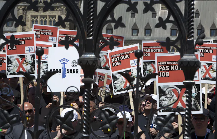 Des gens manifestent et brandissent des affiches
