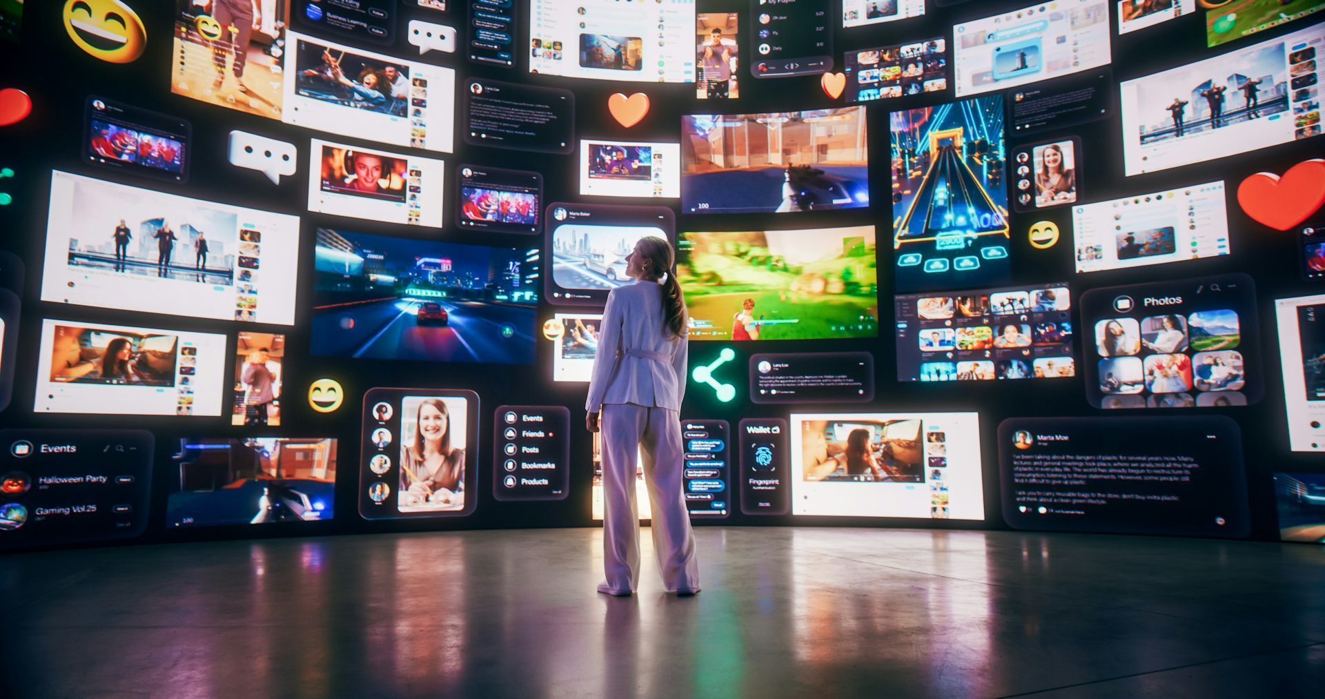 Une femme entourée d’écrans de télévision