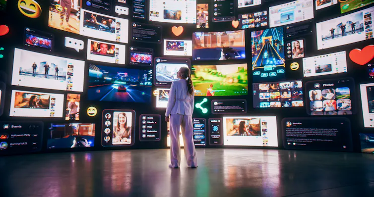 Une femme entourée d’écrans de télévision