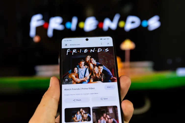 Un téléphone et une télévision affichent une même série télévisée