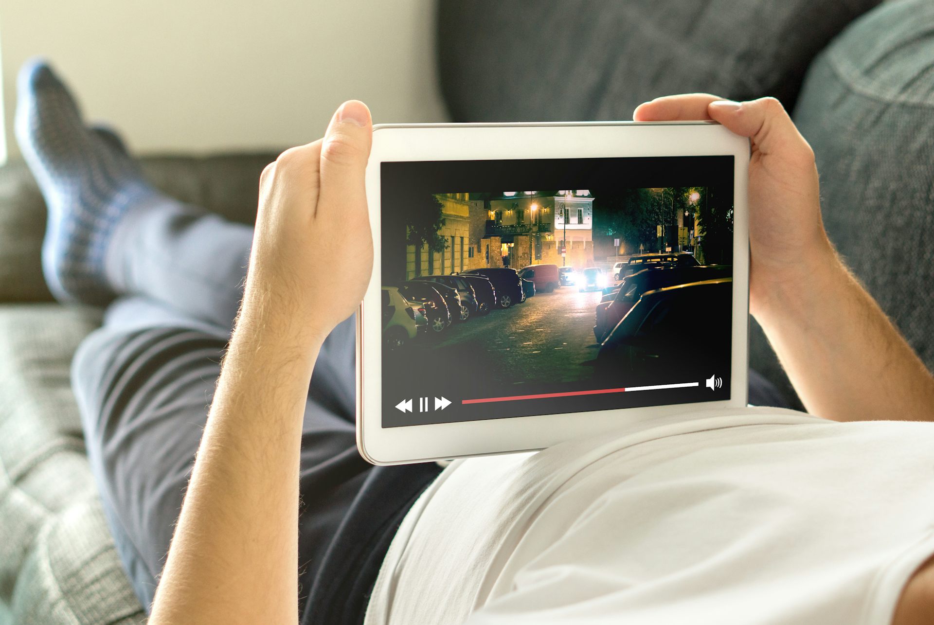 Un homme regarde un film sur une tablette
