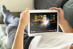 Un homme regarde un film sur une tablette