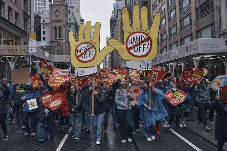 Grupo de manifestantes numa rua de Nova Iorque