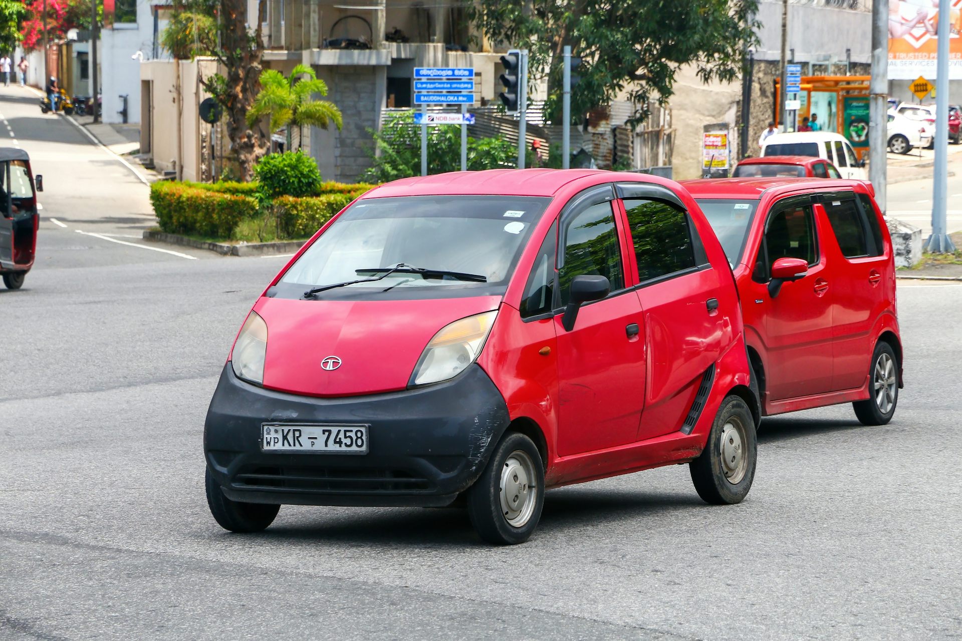 Voiture Tata Nano dans les rues de Colombo au Sri Lanka