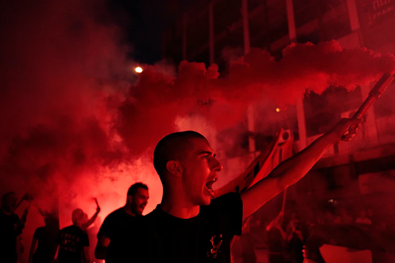 Hombre joven manifestándose