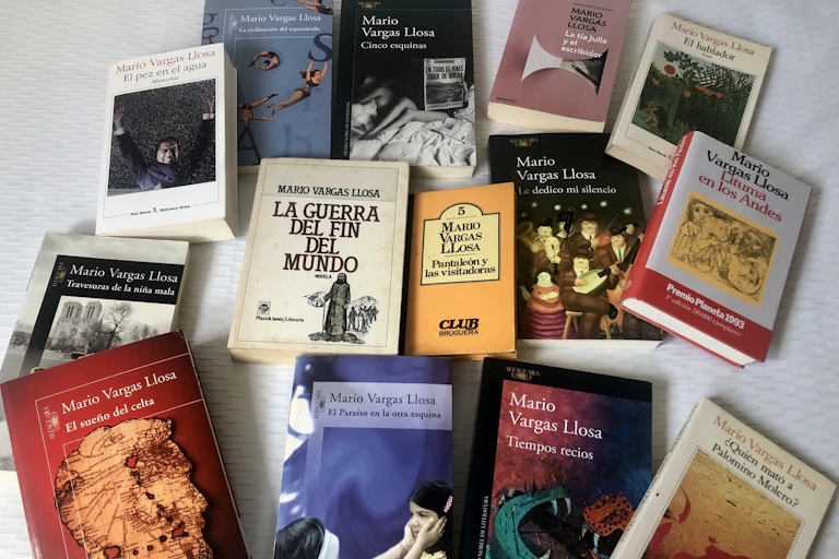 Portadas de diferentes novelas de Mario Vargas Llosa.