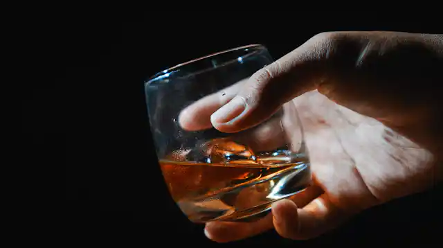 O álcool causa câncer, e menos de um drinque por dia pode aumentar o risco - biólogo especializado explica como