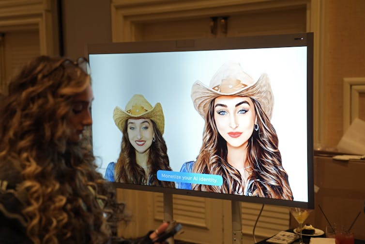 ¿Modelos falsos de manera rápida? Qué y los clones significan para nuestros trabajos y nuestra identidad 1 La mujer se enfrenta a una pantalla de televisión con dos fotos gemelas de mujeres.