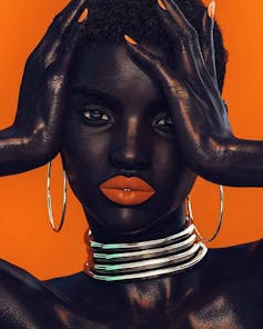 ¿Modelos falsos de manera rápida? Qué y los clones significan para nuestros trabajos y nuestra identidad 2 Primer plano de un modelo negro virtual con labios naranja