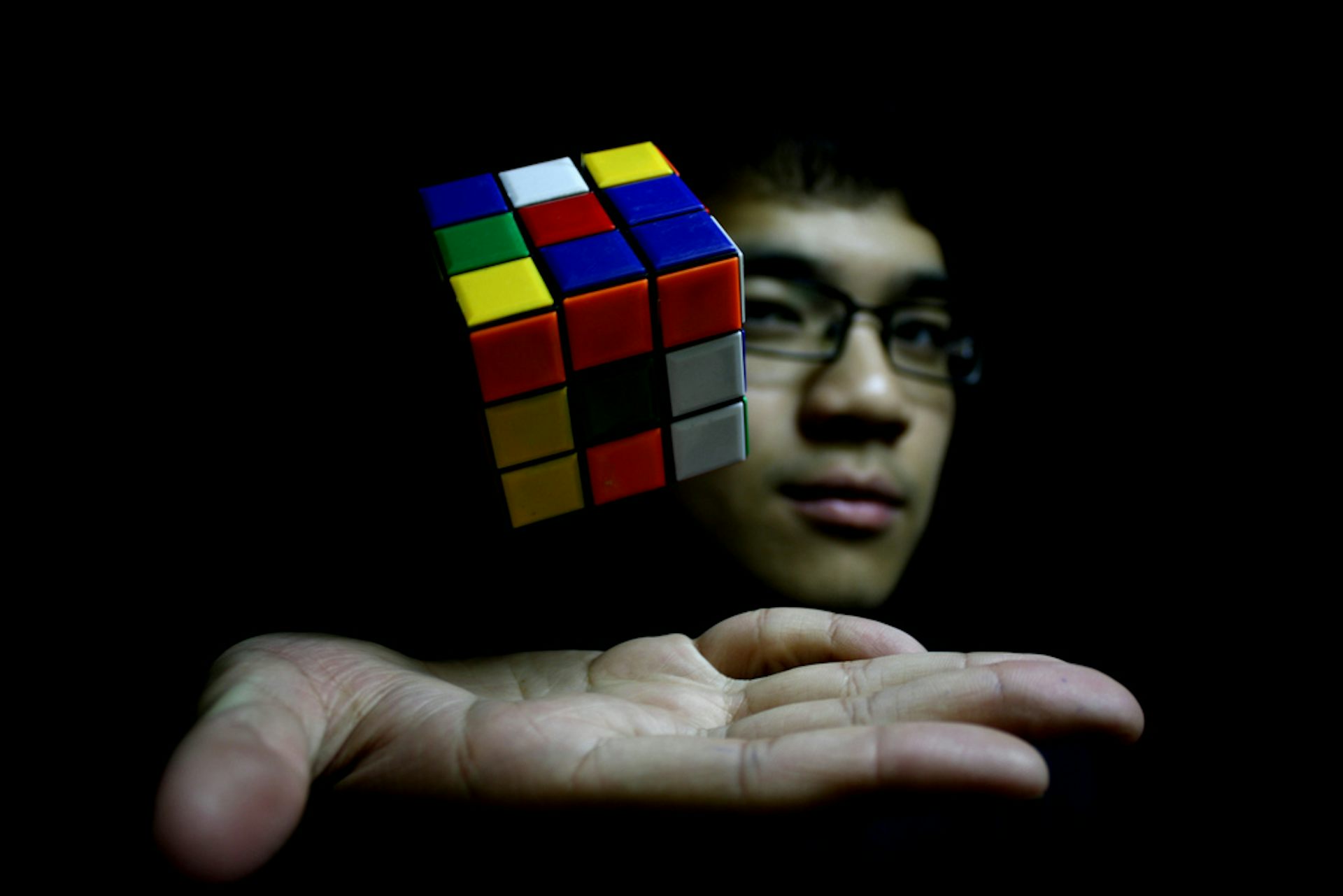 Человек кубик рубик
