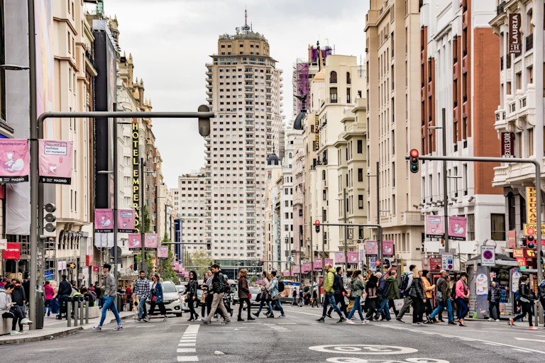 Peatones cruzando una calle en Madrid