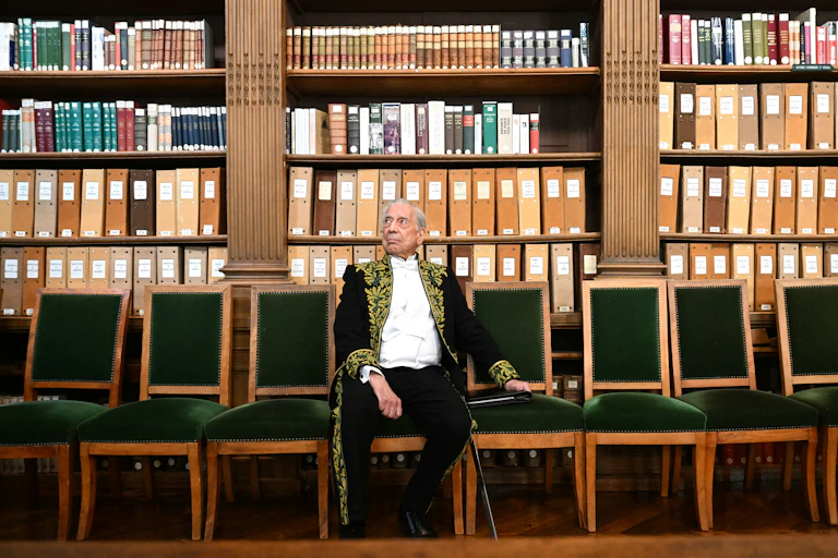 Mario Vargas Llosa avant son intronisation à l'Académie française, à Paris, le 9 février 2023. L'écrivain péruvien est le premier membre à n'avoir jamais écrit de livre en français.