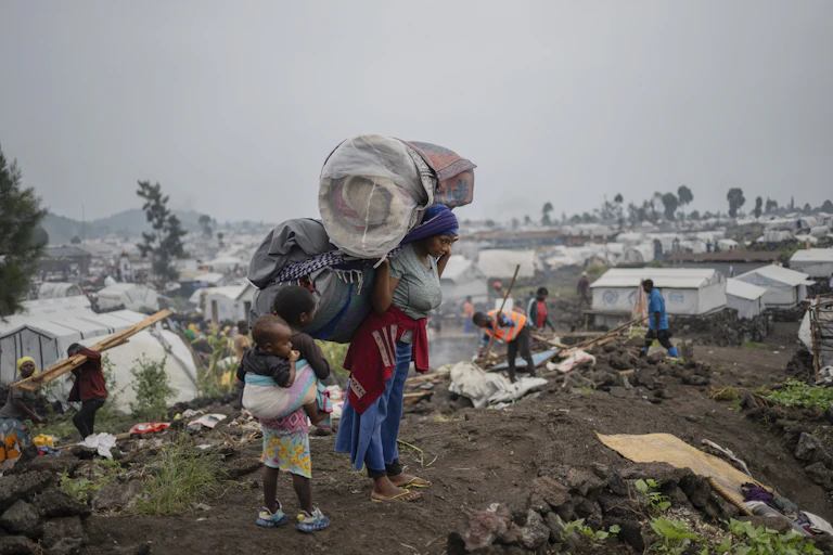 Une femme et son enfant
