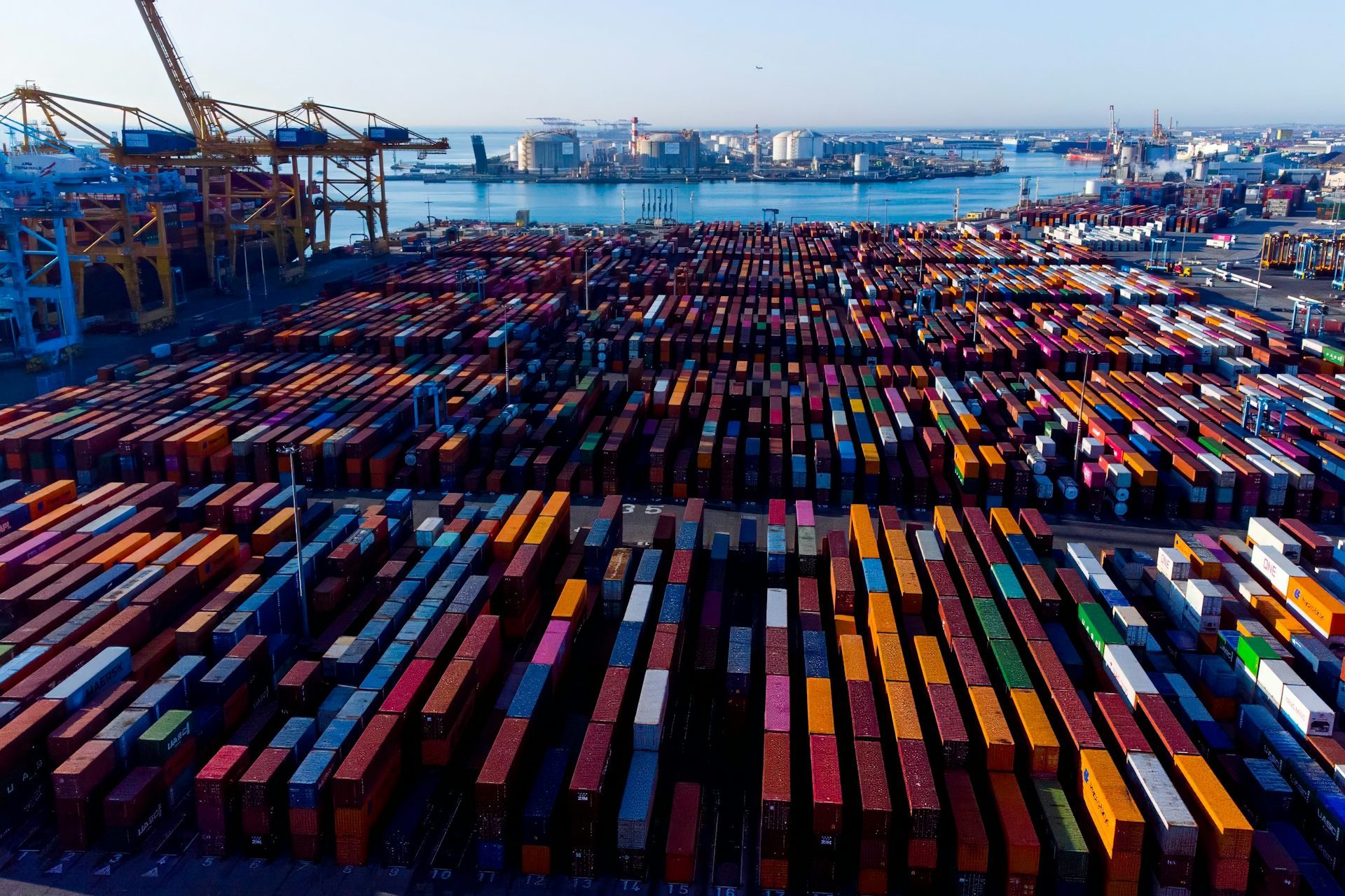 Contenedores de transporte de mercancías en un puerto