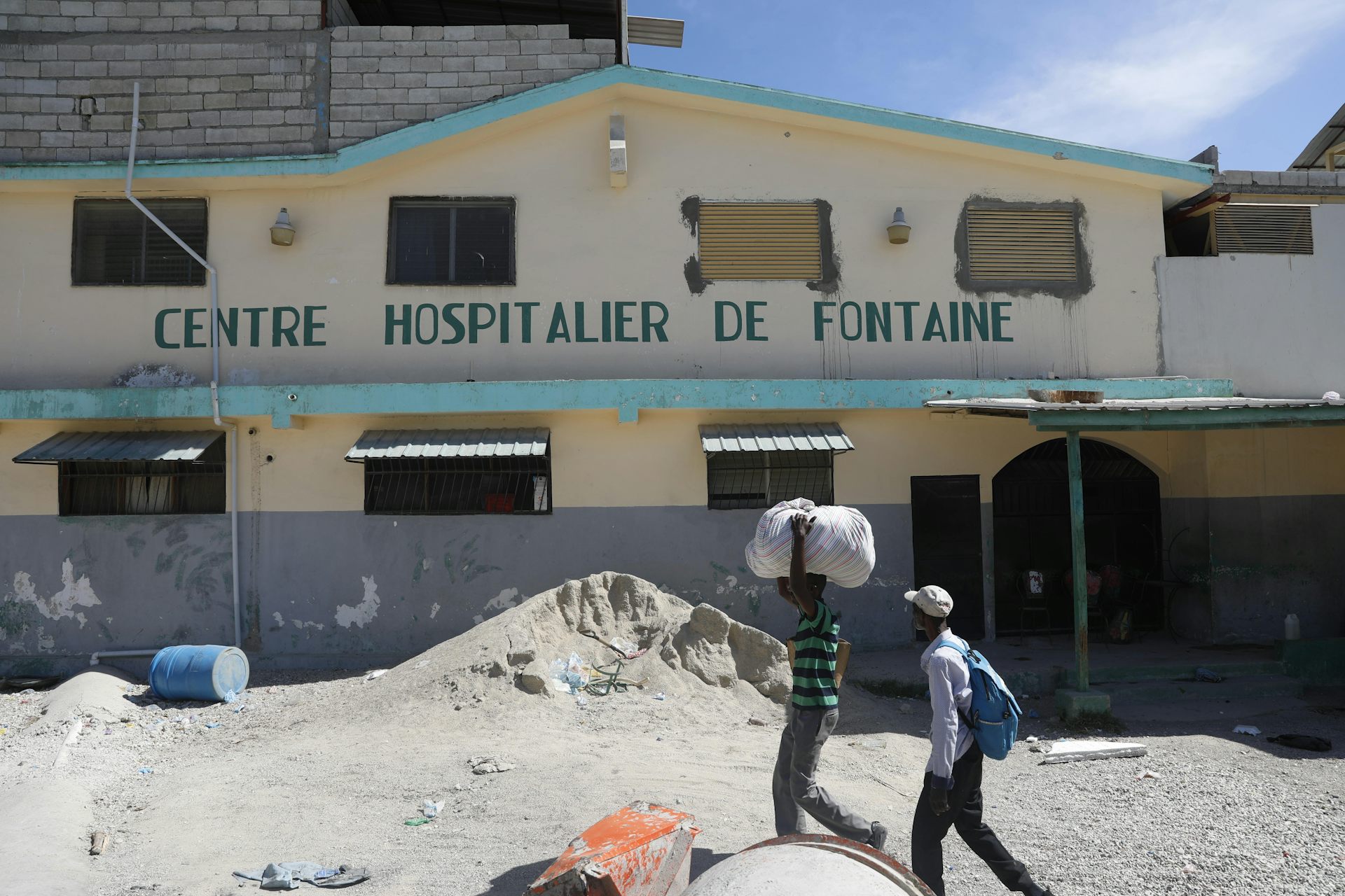 Deux hommes passent devant un hôpital