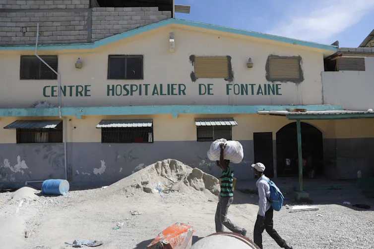 Deux hommes passent devant un hôpital