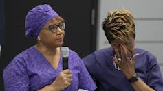 Dos trabajadores de apoyo personal vestidos con pelos de lila.