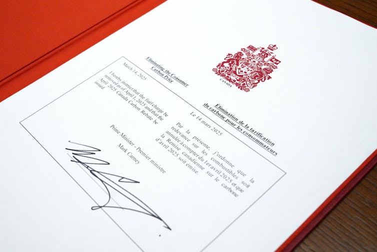 Documento del gobierno firmado