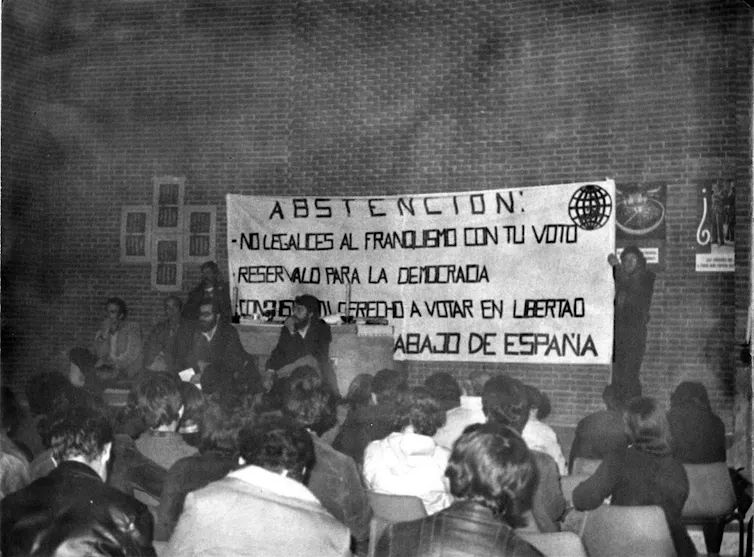 Reunión de un grupo de personas que animan a la abstención en un referéndum.